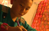 Tinh thần hiếu học của cậu bé mồ côi cha mẹ