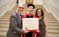 13 năm sau ngày bỏ học, ông chủ Facebook quay lại Harvard nhận bằng