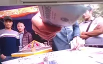 Cờ bạc bịp trước đền Đức Thánh Cả: Bất cập quản lý vùng giáp ranh
