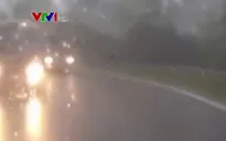 Clip: Lái xe tải liều lĩnh vượt ẩu lúc trời mưa đường trơn