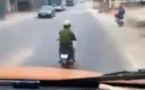 CSGT bị đình chỉ vì nghe điện thoại khi đi xe máy