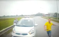 Clip: Lái xe taxi đi ngược chiều, lấy hung khí định đánh người