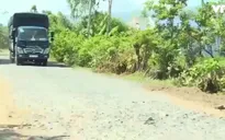 Khánh Hòa: Né trạm thu phí Cam Thịnh, xe phá nát đường dân sinh