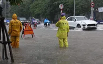 Mưa to gây ngập nhiều tuyến đường ở Hà Nội