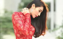 Thủy Tiên đẹp mê đắm trong sắc đỏ nồng nàn