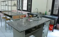 Vụ nữ sinh bị bỏng ở Hà Nội: Hiệu trưởng xin lỗi, cảnh cáo nhân viên phòng thí nghiệm
