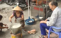 Người phụ nữ nấu cháo từ thiện miễn phí ở TP.HCM