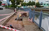 TP.HCM: “Hố tử thần” ven kênh Nhiêu Lộc gần 10 ngày chưa được khắc phục