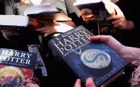 Người hâm mộ toàn cầu tưng bừng chúc mừng sinh nhật 20 tuổi của Harry Potter