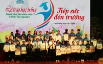 Trao học bổng tiếp sức cho sinh viên Tây Nguyên đến trường