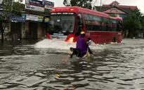Nhiều tuyến đường tại TP. Vinh (Nghệ An) ngập sâu do mưa lớn