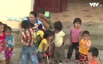 Cô giáo hết lòng với học sinh dân tộc Chứt