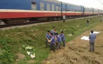 Tàu hỏa đâm ngang xe máy khiến 3 người tử vong