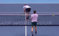 Đối thủ hành động phản cảm, Federer đánh hỏng khó tin