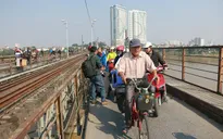 Người dân hiếu kỳ đứng đông nghẹt cầu Long Biên xem gỡ bom