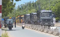 Né giờ cấm vào nội thị, xe xếp hàng dài trên lòng đường Nha Trang