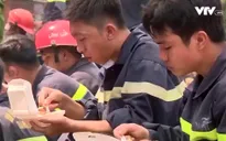 Xúc động hình ảnh chiến sĩ PCCC vắt kiệt sức chiến đấu "giặc lửa" ở Cần Thơ