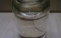 Bé trai 17 tháng tuổi nhập viện do uống nhầm dầu hỏa