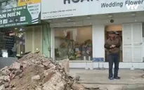 Hà Nội: Phế thải đổ tràn ra lòng đường sau “dẹp loạn” vỉa hè
