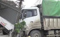 Nghệ An: Xe tải mất lái húc đổ nhà dân, 3 người thương vong