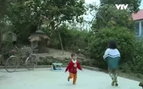 Hai đứa trẻ có mẹ thiểu năng trí tuệ phải sống với ông bà già yếu
