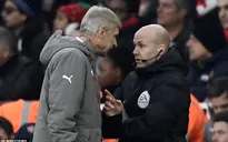 Wenger: Trọng tài thích thì đuổi tôi thôi