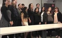 Angelina Jolie lo lắng trong ngày đầu tiên đứng lớp