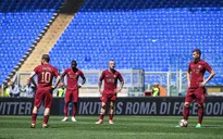Gục ngã ở derby, Roma sắp "buông súng" trong cuộc đua vô địch