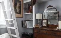 Chỉ 17 m2 và ngập tràn đồ cũ, căn hộ này vẫn là nơi đáng sống