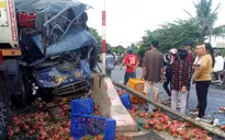 Người dân giải cứu tài xế kẹt cứng trong ô tô tai nạn