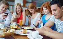 Lý do chiếc điện thoại thông minh sẽ phá hỏng các quan hệ của bạn