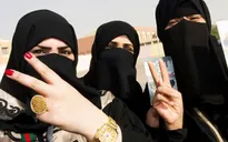 Lần đầu tiên phụ nữ Saudi Arabia tham gia phục vụ người hành hương