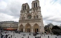 Nổ súng bên ngoài Nhà thờ Đức Bà Paris, Pháp