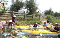 Du lịch… vớt rác tại Hội An