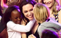 Angelina Jolie lại đương đầu với mẹ đẻ của con nuôi