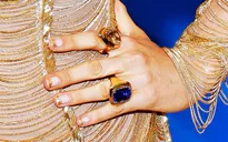 Cận cảnh bộ móng tay dát vàng của Jennifer Lopez và Blake Lively tại Met Gala 2017