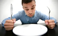 7 ảnh hưởng sức khỏe bạn phải đối diện nếu nhịn ăn thường xuyên