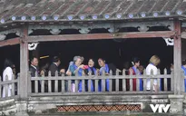 Phu nhân/phu quân APEC chụp ảnh selfie giữa phố cổ Hội An
