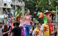 Phố đi bộ Hồ Gươm sôi động lễ hội Carnival bất chấp mưa gió