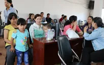 Người lao động vui mừng nhận lương nhờ công đoàn thắng kiện