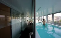 Độc đáo căn hộ với bể bơi kính ngay trong nhà