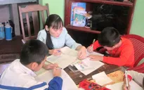 Cô gái xương thủy tinh và lớp học không phấn không bục giảng