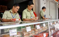 TP.HCM: 10/11 cơ sở bánh Trung thu vi phạm quy định