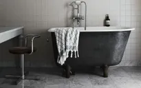 Trang trí nhà tắm với hai màu đen trắng, tưởng đơn điệu nhưng hóa ra sang trọng không ngờ