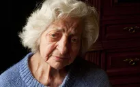 Nói chuyện một mình giúp ngăn ngừa bệnh Alzheimer