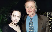 Angelina Jolie không nói với bố mẹ về việc bị quấy rối tình dục