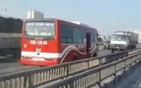Xe khách chạy ngược chiều ở đường trên cao Hà Nội