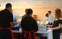 Anh loại bỏ phụ phí đối với khách hàng thanh toán bằng thẻ