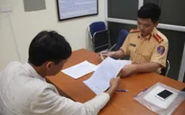 Tước bằng lái tài xế chạy ngược chiều trên đại lộ Thăng Long