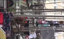 Phơi quần áo ngoài mặt phố ở Thượng Hải (Trung Quốc)